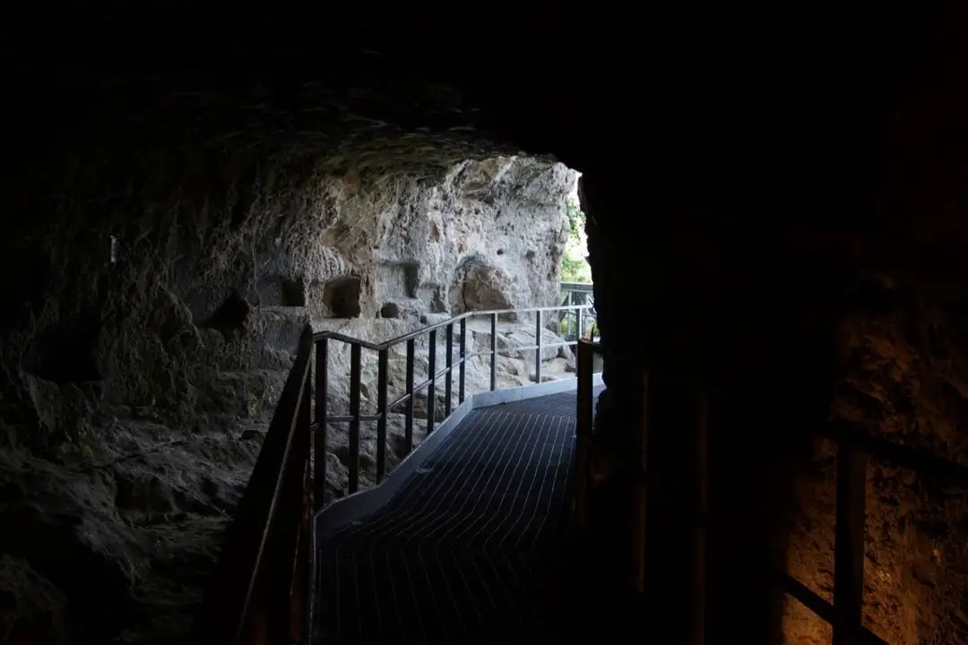 Grotta di Re Tiberio, Borgo Rivola